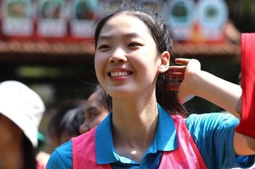 Chân dài bóng chuyền 17 tuổi cao gần 1m9 gây sốt ở giải quốc gia