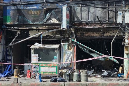 Cháy lớn quán lẩu rồi lan sang tiệm thuốc tây ở TPHCM, nhiều tài sản bị thiêu rụi