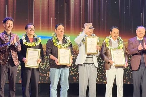NSƯT Thành Lộc phấn chấn giành giải 'Đạo diễn xuất sắc nhất' từ NSND Xuân Bắc
