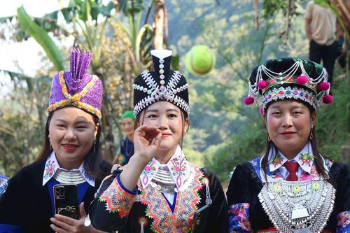 Về Lễ hội đền Pu Nhạ Thầu xem trai gái tung còn, ném pao, trổ tài bắn nỏ