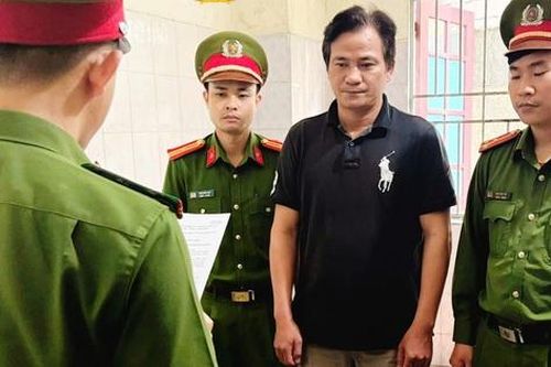 Được bạn tin tưởng giao đứng tên hợp đồng mua đất, cặp vợ chồng bán lấy tiền tiêu xài