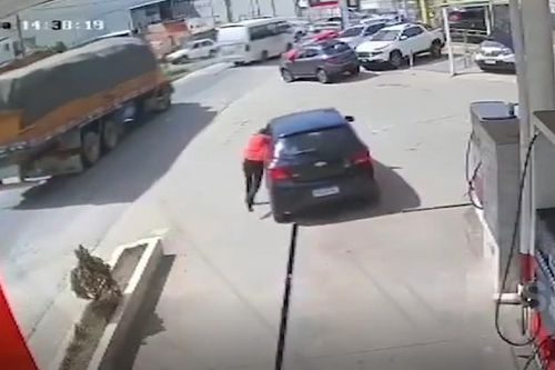 Đổ xăng không trả tiền, tài xế phóng ô tô bỏ chạy
