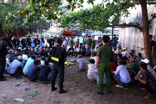 Vây bắt 75 người đá gà ăn tiền tại khu đất trống