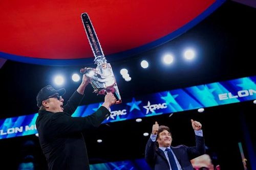 Elon Musk vung cưa máy tại cuộc họp của phe bảo thủ