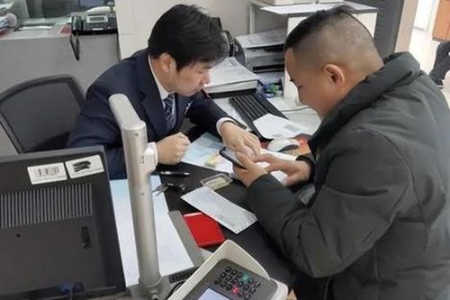 Người đàn ông đem 870 triệu gửi ngân hàng, ngày hôm sau thì được báo 'tài khoản không tồn tại'
