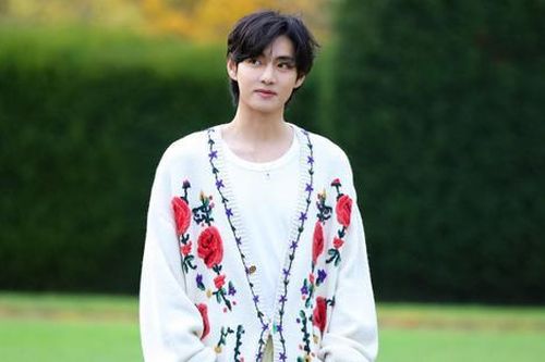 V bị bắt gặp xuất hiện tại cửa hàng thức ăn nhanh, thái độ ra sao khi được xin chụp ảnh?