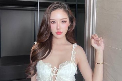 Hoa hậu chăm diện váy ren mỏng, khoe dáng nóng bỏng trước khi hết nhiệm kỳ