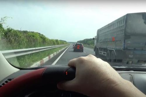 Lái xe trên đường cao tốc, tài xế 'tái mặt' vì sự xuất hiện của 'vị khách' đặc biệt
