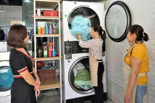 Nồm ẩm kéo dài, dịch vụ sấy khô quần áo 'hoạt động hết công suất'
