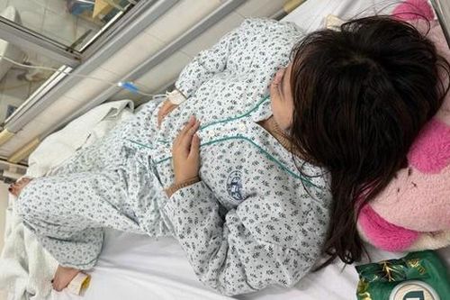Mẹ nữ sinh bị đánh hội đồng: 'Năm ngoái con tôi cũng bị nhóm người đánh, lột đồ'
