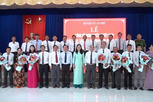 Huyện ủy An Phú công bố sáp nhập, sắp xếp cơ quan, đơn vị cấp huyện