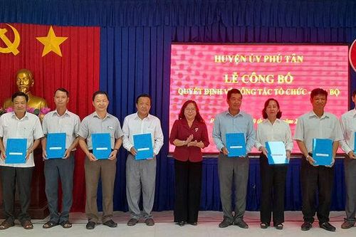 Huyện ủy Phú Tân trao quyết định về công tác tổ chức - cán bộ