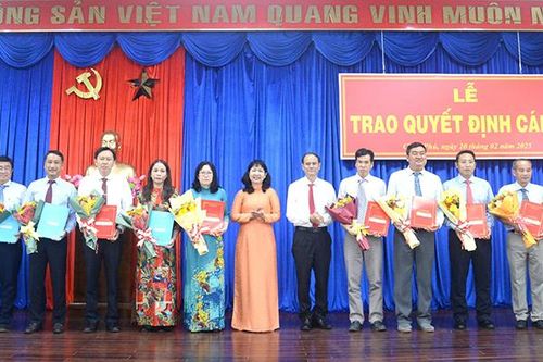 Châu Phú công bố quyết định sắp xếp tổ chức bộ máy và trao quyết định công tác cán bộ