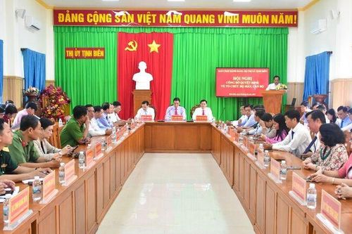 Thị ủy Tịnh Biên công bố quyết định về tổ chức bộ máy, cán bộ