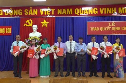 Thoại Sơn công bố và trao quyết định về công tác cán bộ