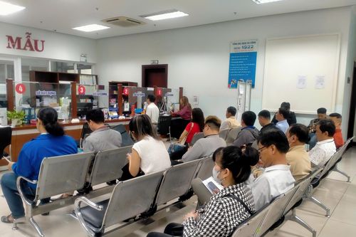 Người dân tập trung đổi giấy phép lái xe