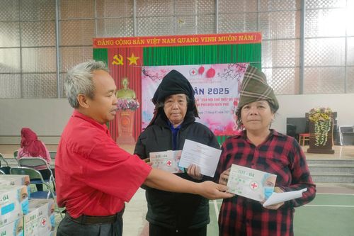 200 phiếu không đồng tặng người dân tại 'Hội chợ - Tặng quà'