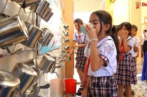 Đưa nước sạch đến với học sinh vùng xa