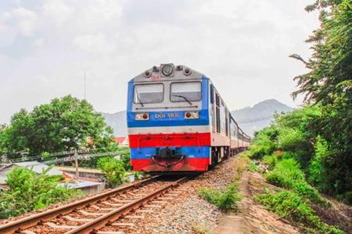 Phó Bí thư Thường trực Tỉnh ủy Nguyễn Khắc Toàn chỉ đạo Công an tỉnh tăng cường tuần tra, kiểm soát, xử lý nghiêm các đối tượng ném đá tàu hỏa