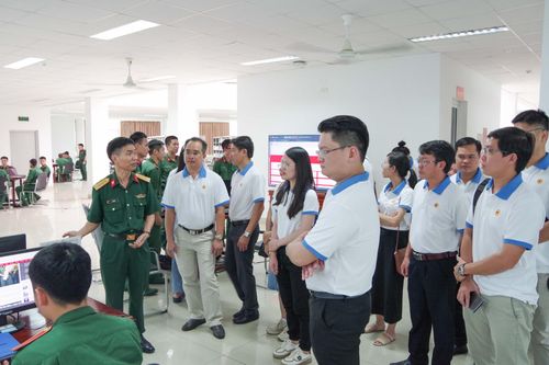 Trường Sĩ quan Thông tin đón, làm việc với đoàn học tập thực tế Học viện Chính trị khu vực II