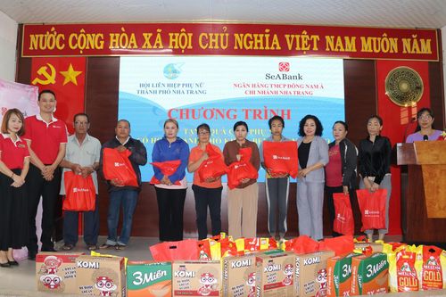 Trao 20 suất quà cho phụ nữ có hoàn cảnh khó khăn, mắc bệnh hiểm nghèo ở Nha Trang
