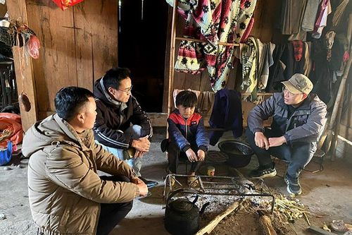 Tích cực vận động học sinh ra lớp