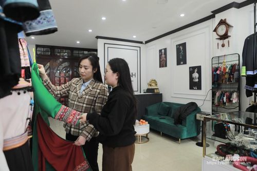 Dịch vụ cho thuê trang phục dân tộc 'đắt khách' mùa lễ hội