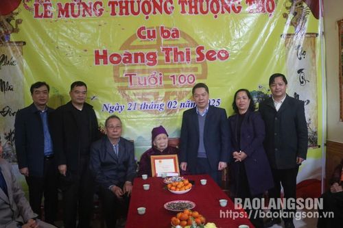 Đoàn công tác của tỉnh chúc thọ các cụ 100 tuổi và hơn 100 tuổi tại huyện Lộc Bình và Đình Lập