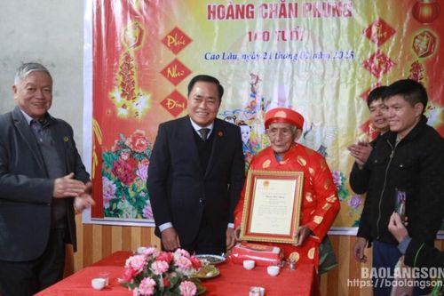 Đồng chí Chủ tịch UBND tỉnh thăm, chúc thọ, mừng thọ các cụ 100 tuổi tại các huyện, thành phố