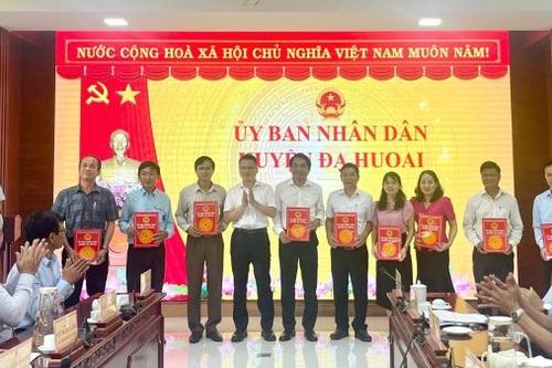 Đạ Huoai: Công bố các quyết định về tổ chức cán bộ sau sắp xếp, sáp nhập cơ quan chuyên môn