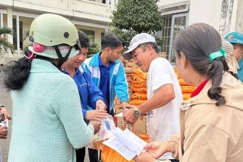 Đức Trọng: Đoàn xã Phú Hội vận động tài trợ trao 100 phần quà cho hộ nghèo, cận nghèo