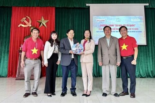 Báo Người Lao Động trao tặng 1.000 lá cờ Tổ quốc và học bổng cho học sinh vượt khó học giỏi huyện Lạc Dương
