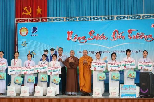 Tiền Giang: Chương trình Nâng bước đến trường trao học bổng cho các em học sinh nghèo, hiếu học