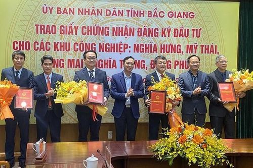 Bắc Giang: Trao giấy chứng nhận đầu tư cho 4 dự án khu công nghiệp