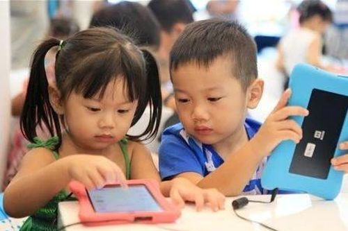 Trẻ chậm phát triển ngôn ngữ do tiếp xúc sớm với thiết bị điện tử, bác sĩ cảnh báo