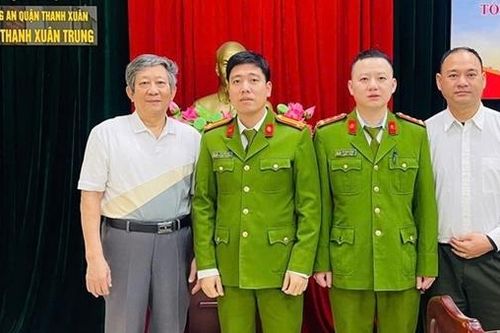 Công an phường tìm kiếm, đưa cụ ông gần 90 tuổi đi lạc trong đêm về nhà