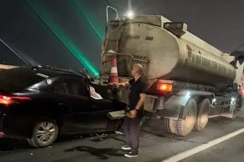 Ô tô biến dạng, 'chui gầm' xe bồn trên cầu Nhật Tân