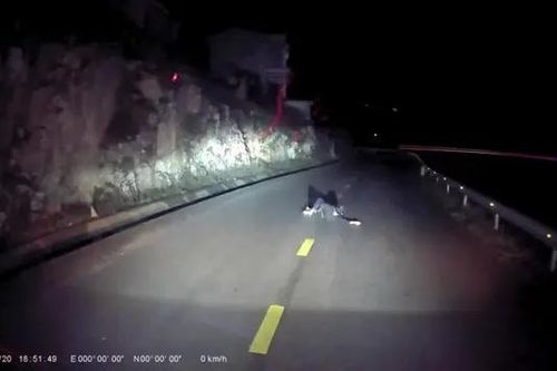 Nguy hiểm người đàn ông nằm giữa đường đèo vào ban đêm