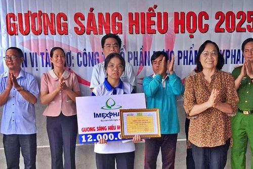 Đồng Tháp trao học bổng Gương sáng hiếu học cho sinh viên Lê Thị Kim Ngân