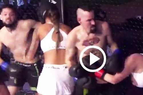 Trận MMA gây tranh cãi giữa hai võ sĩ nam và 3 người mẫu nữ
