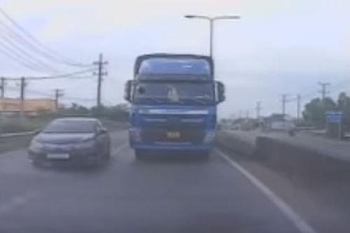 Xe ô tô 5 chỗ 'tạt đầu' xe tải, bị húc quay ngang và kéo lê trên đường