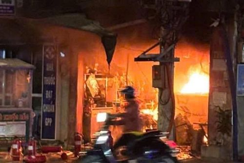 TPHCM: Cháy lớn tại quán lẩu, lan sang tiệm thuốc tây, nhiều tài sản bị thiêu rụi