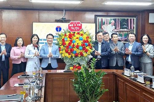 Lãnh đạo Bộ Y tế làm việc tại Bệnh viện Đa khoa tỉnh Phú Thọ