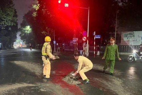 Xử lý vết dầu loang, bảo đảm an toàn cho người đi đường
