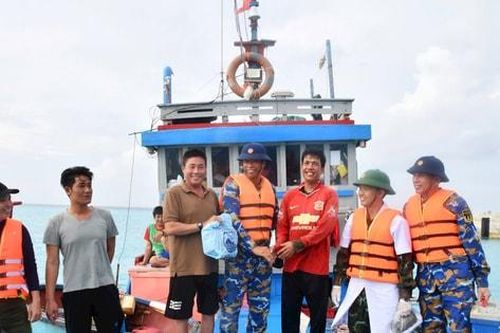 Đảo Sơn Ca hỗ trợ tàu cá ngư dân hỏng máy tại quần đảo Trường Sa