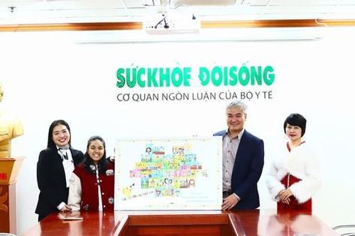 Món quà đặc biệt của các em nhỏ trao tặng yêu thương tới cán bộ y tế nhân dịp 27/2