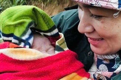 Giáo viên giúp sản phụ chuyển dạ sinh con bên đường