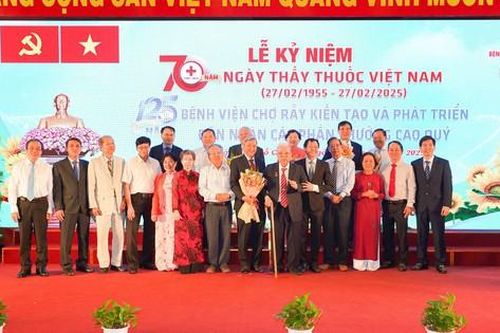 'Cảm ơn cán bộ y tế thực hiện trọn vẹn trọng trách chăm sóc sức khỏe cho nhân dân, đồng bào'