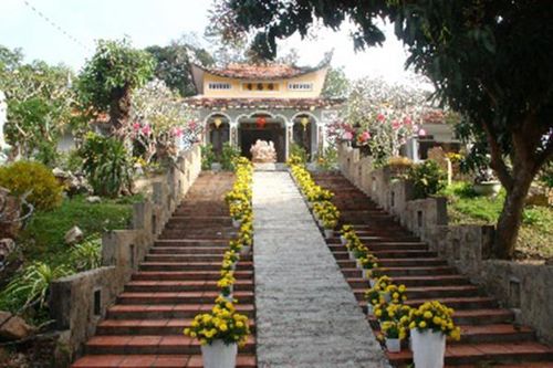 Những ngôi mộ cổ trên núi A Man