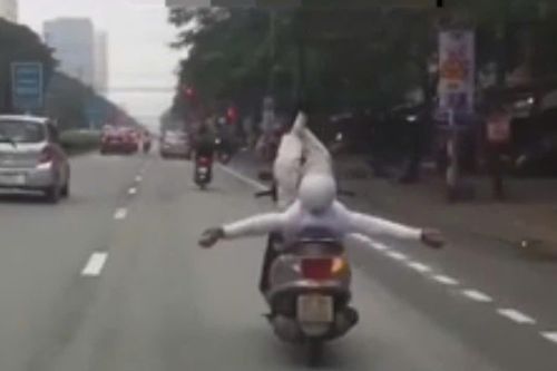 Người đàn ông 'làm xiếc' với xe máy trên phố